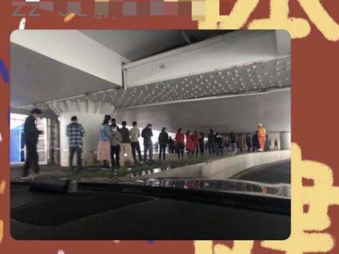 辟谣！雅园立交桥下百人排队测核酸并不属实 