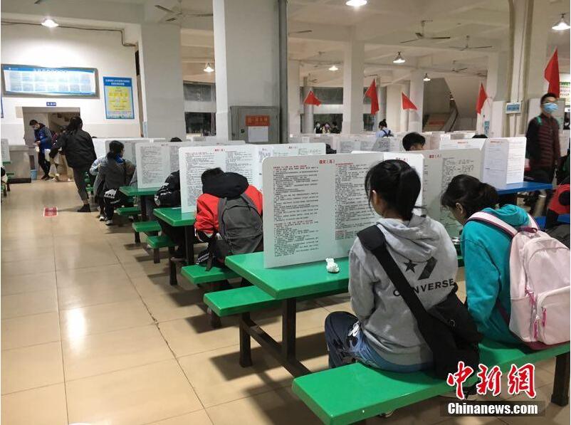 中学食堂放高考“知识挡板” 学生就着考题“下饭”