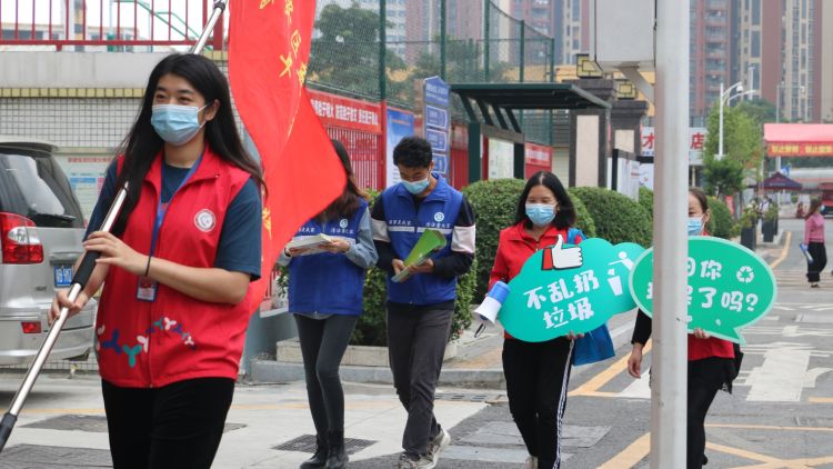 手举宣传牌、拿着小喇叭……燕罗街道垃圾分类青年突击队多渠道传递分类理念