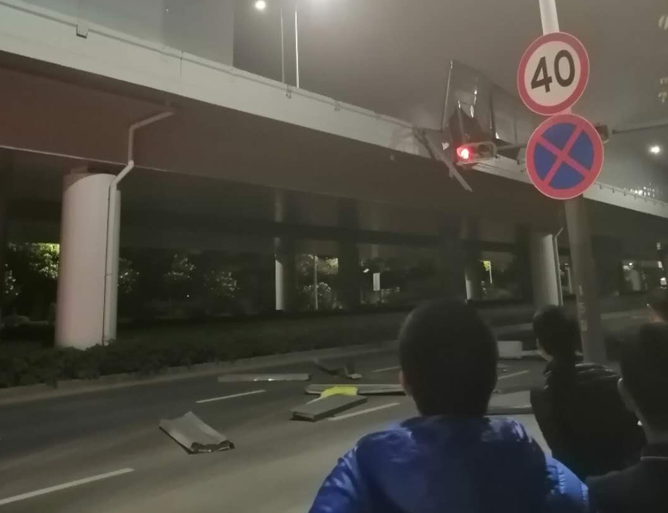 太险了！货车高架桥撞坠隔音板，桥下两车差点被砸中