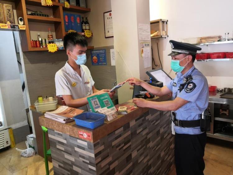 发放宣传手册1100本，燕罗网格员开展平安建设宣传活动