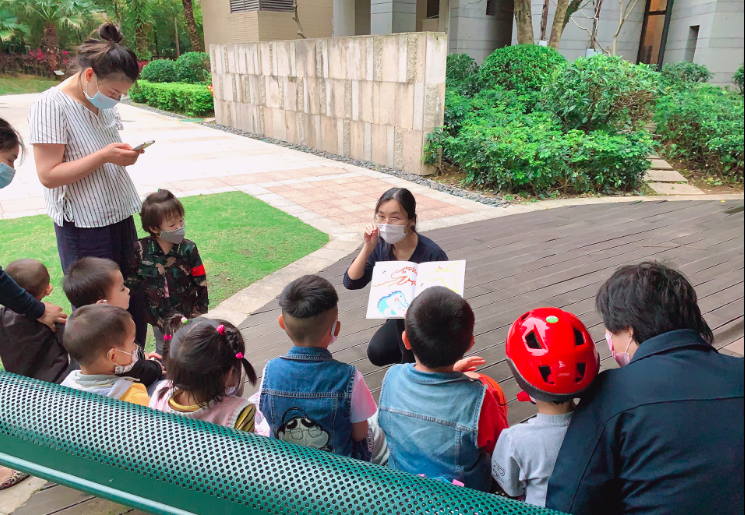 深圳星河时代小区里有位会讲故事的“恰妈”  