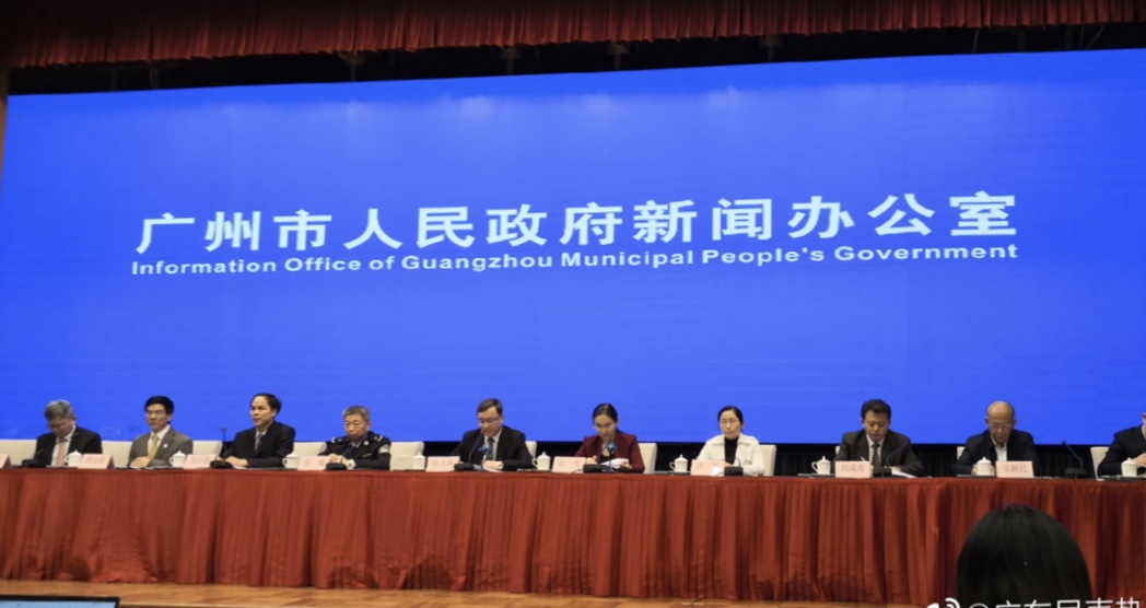 广州高三初三每个教学班不超过25人  确保学生单人单桌