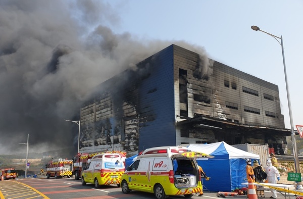 韩国京畿道仓库工地起火，已致36人死亡