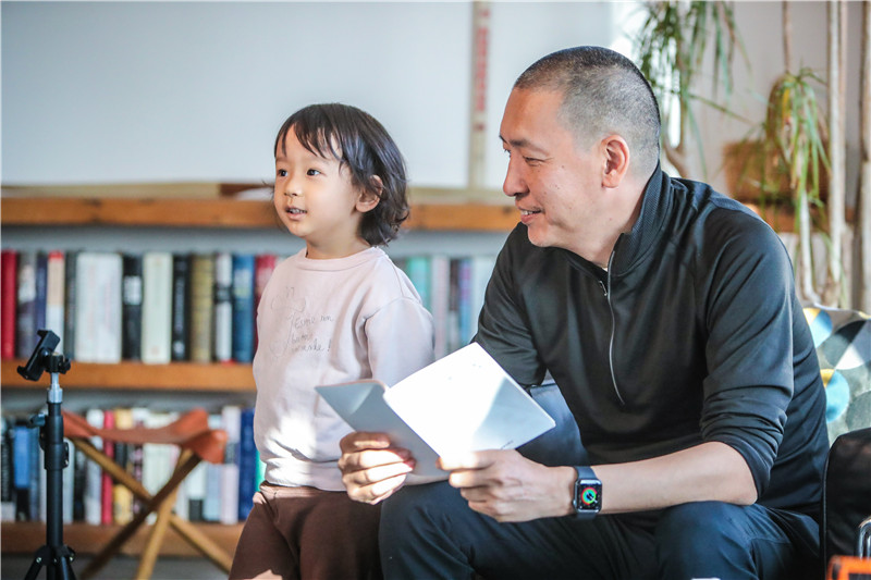 书房里的世界观｜作家苗炜：陪孩子读书，是重回理性的过程