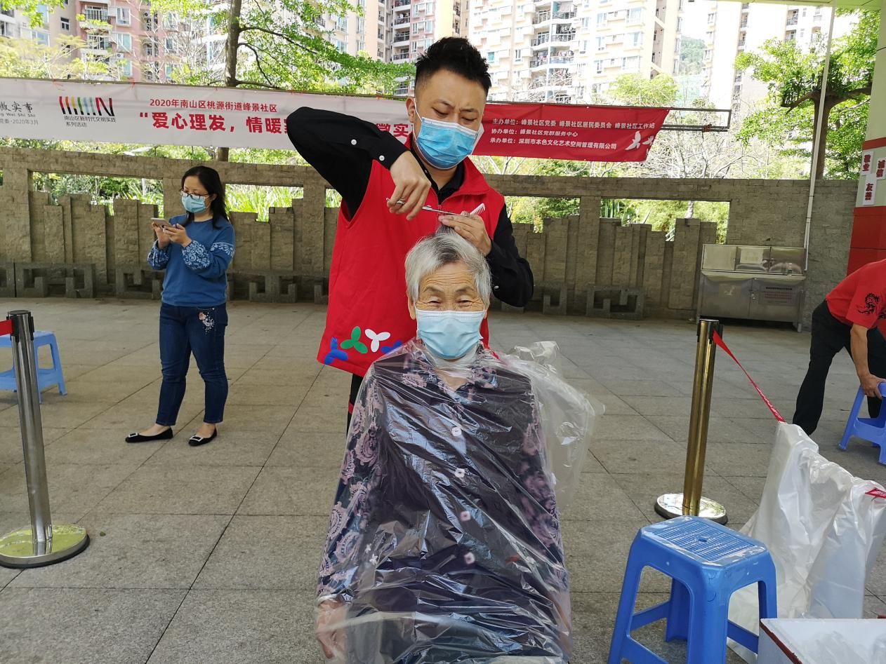 为居民解决“头等大事”  桃源街道峰景社区党委举办爱心理发活动