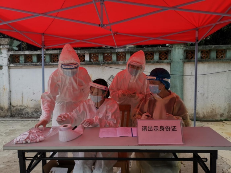 半天完成室外独立采样点搭建，莲花街道提供核酸采样服务