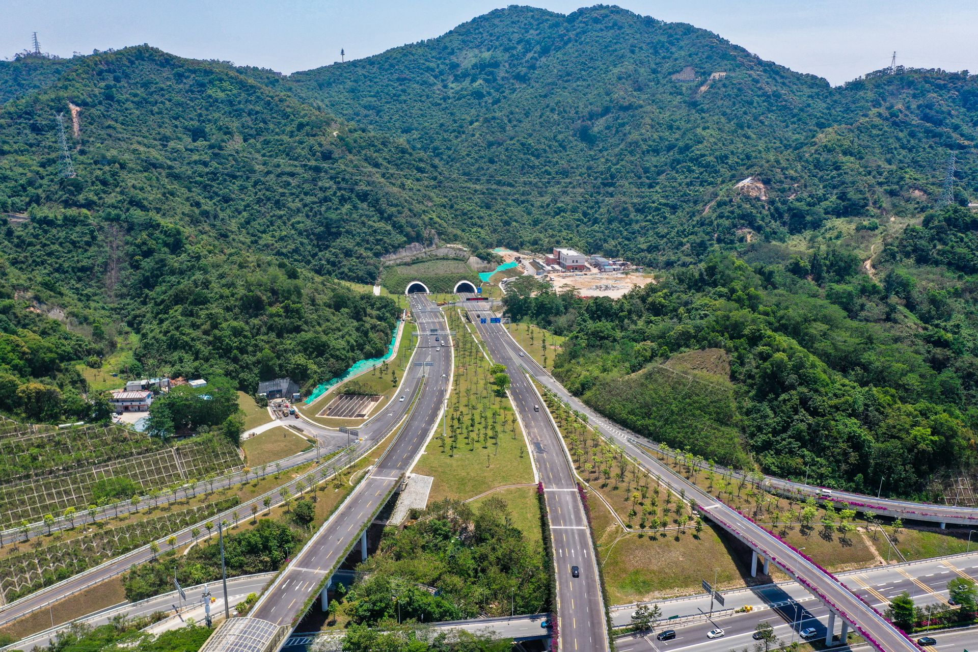 王伟中出席坂银通道通车仪式并专题研究交通建设工作