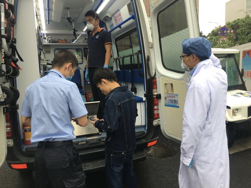 男子失去意识雨中抽搐 警方及时救助转危为安 