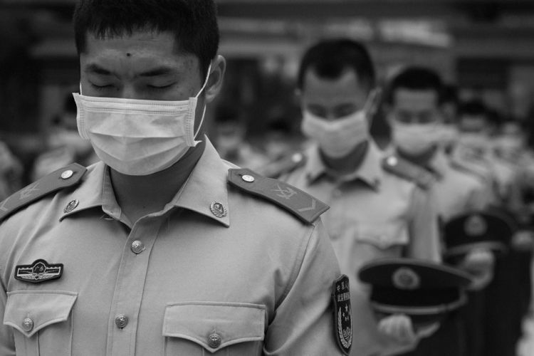 武警广东总队执勤第三支队十三中队官兵降半旗默哀