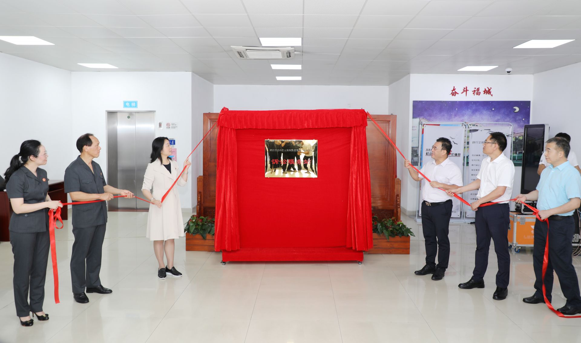 现代诉讼服务新模式：龙华法院驻首个驻街道诉讼服务站揭牌