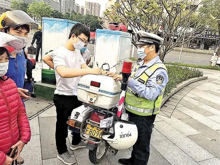 沙井严查电动车非法改装行为，福永多举措提醒驾驶人佩戴头盔