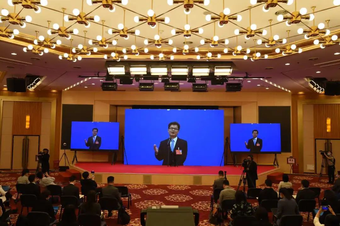 首场“代表通道”记者首问民法典