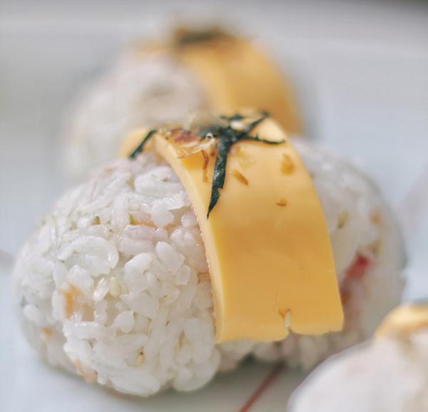 孩子也能亲手制作的简单饭团，一起享受烹饪之乐吧