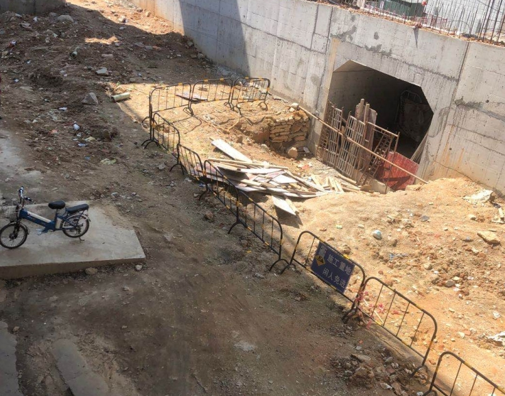龙华大浪一路段坑坑洼洼一片泥泞，市民盼维修