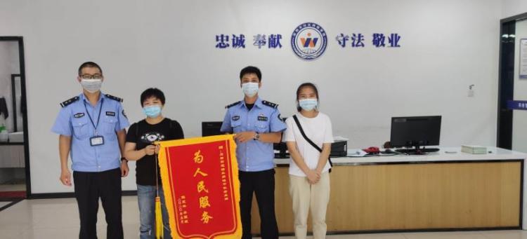 宝安区石岩居民锦旗相赠，感谢网格员疫情期间“最美逆行”