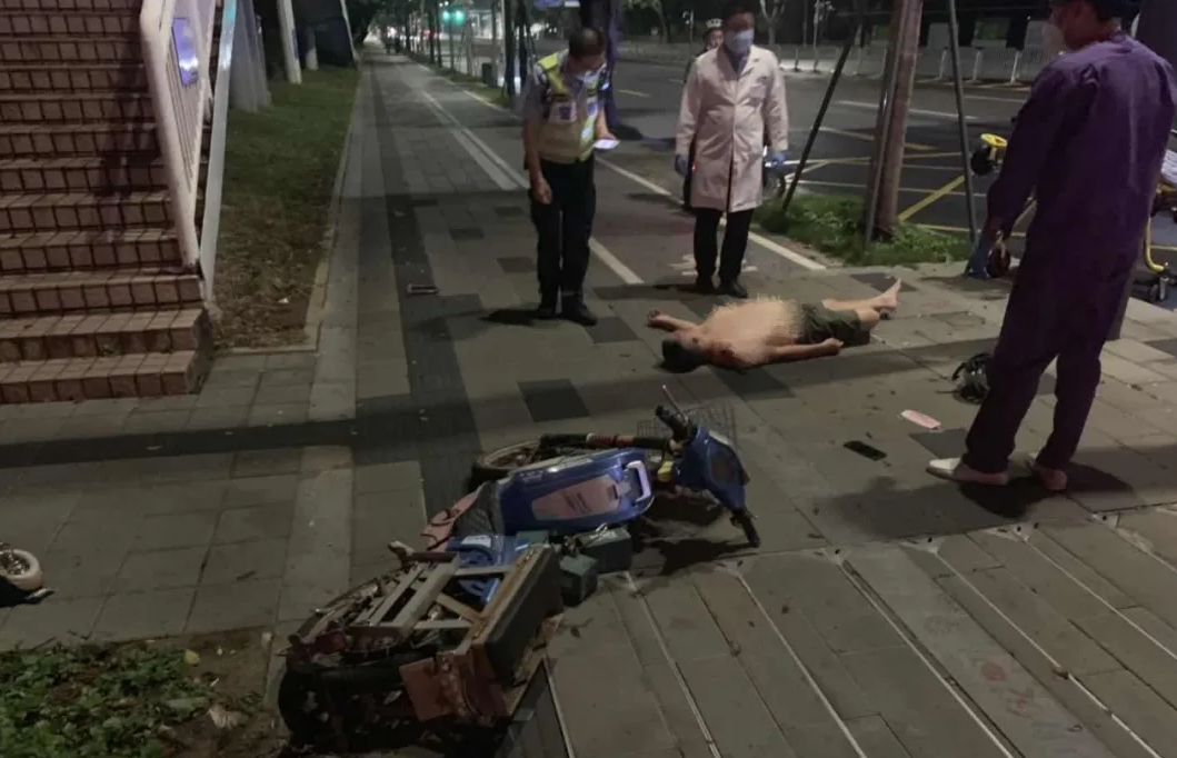 事发凌晨！男子躺在人行道上一动不动，身上还有多处擦伤、淤青……