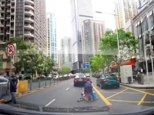 惊险！惊险！惊险！4岁小孩突然撞车，视频刷爆朋友圈……