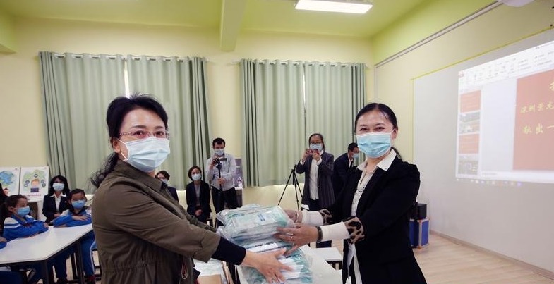 深喀“千校手拉手”互助抗疫情 喀什孩子戴上了深圳捐助的口罩