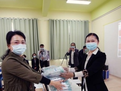 深喀“千校手拉手”互助抗疫情 喀什孩子戴上了深圳捐助的口罩