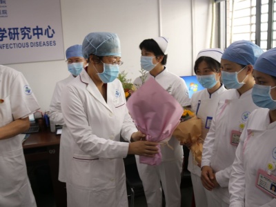 鲜花送给“最美的人”！深圳市三医院举办士节表彰大会