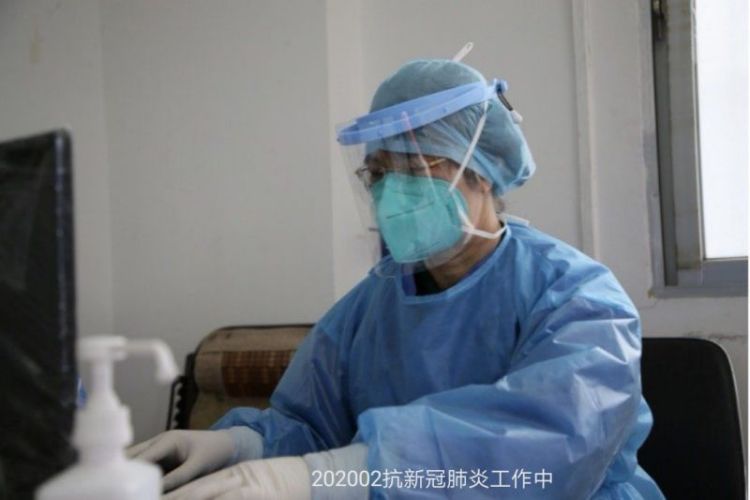 五一她脱下了心爱的白大褂，退休第一天她将千言万语写成一首诗