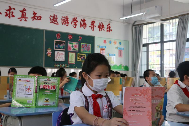 家长义工、学生防疫卡、云升旗……学校这么努力，只为了期待已久的朗朗书声