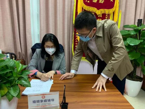 这条热线被称为“婚姻110”，用心守护爱情故事