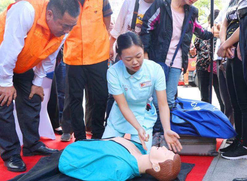 白衣提灯，行无所息！“我自豪，我见过城市的24小时”