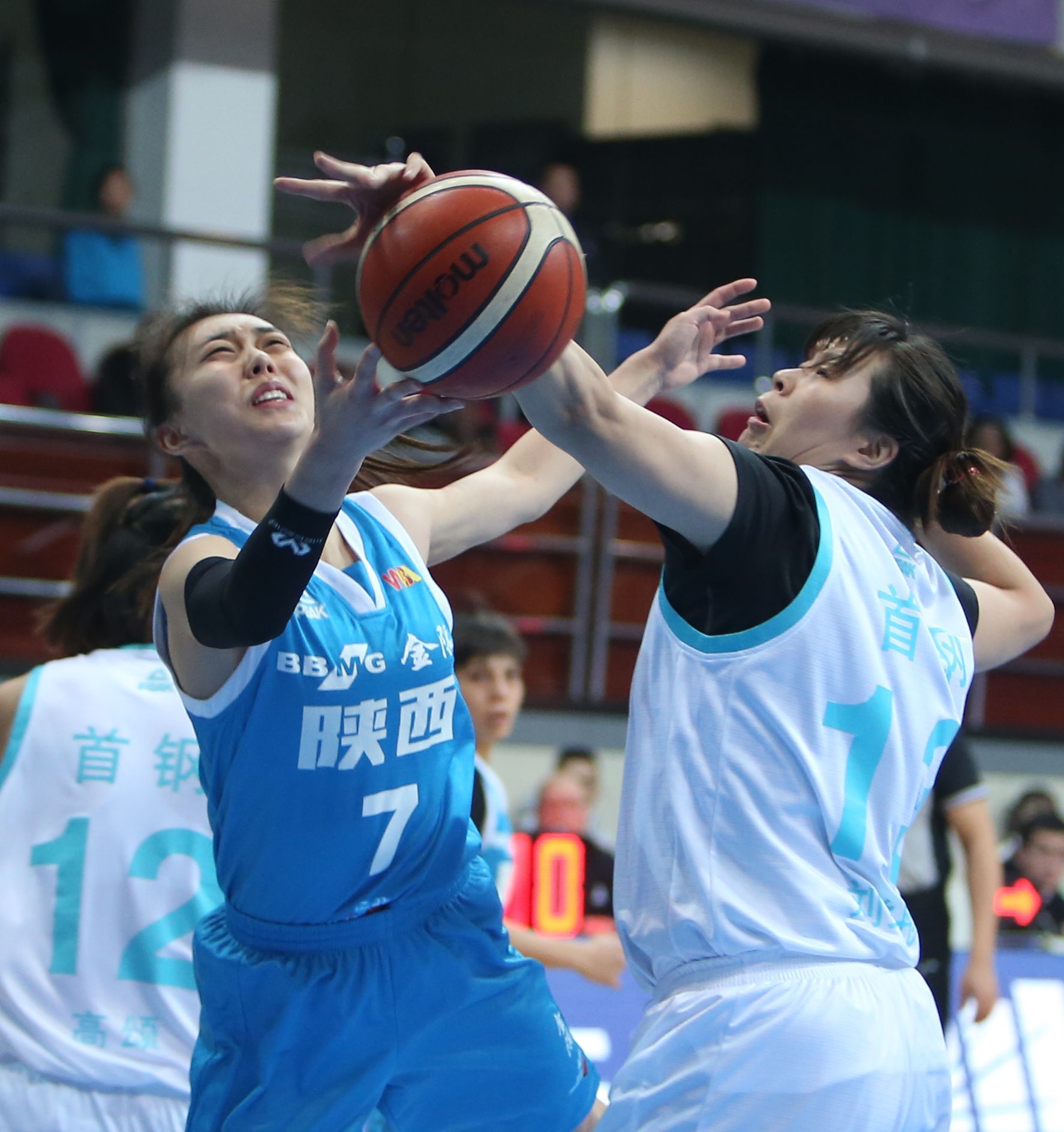 新疆天山女子篮球俱乐部与前陕西女篮队员裴悦签约