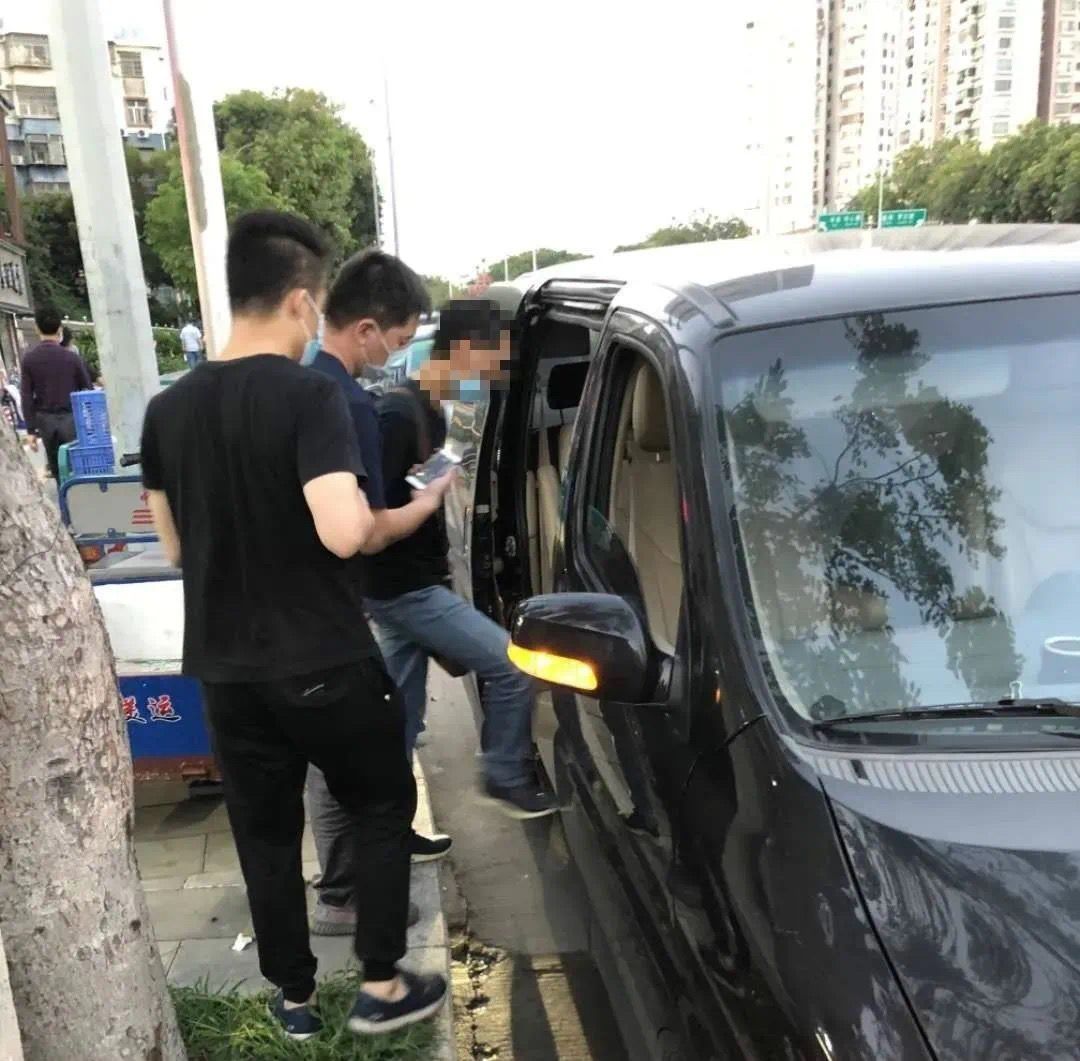 福田警方打掉一条走私贩卖假烟出境犯罪链条 捣毁窝点2个，缴获假烟6000余条