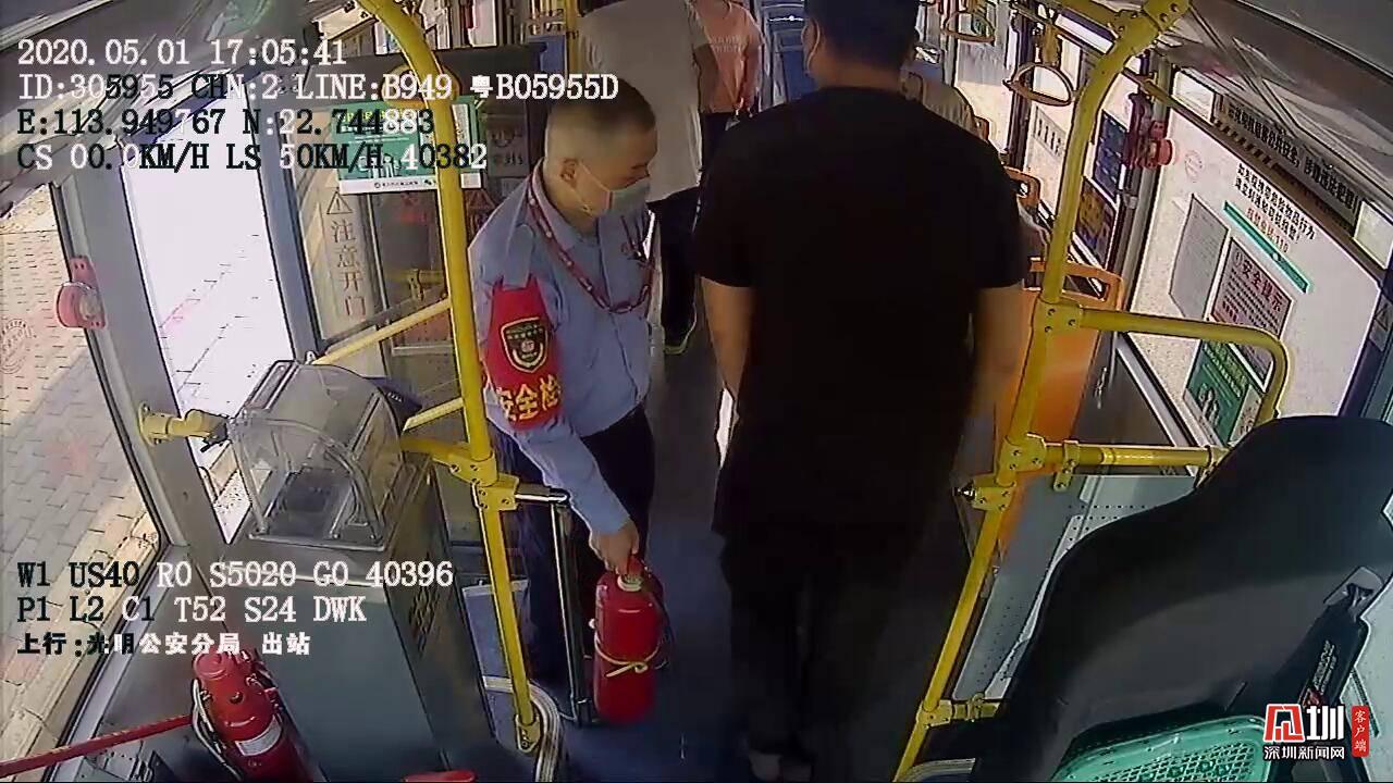路遇小车相撞起火 西部公汽大巴司机邓程业一个举动救了它
