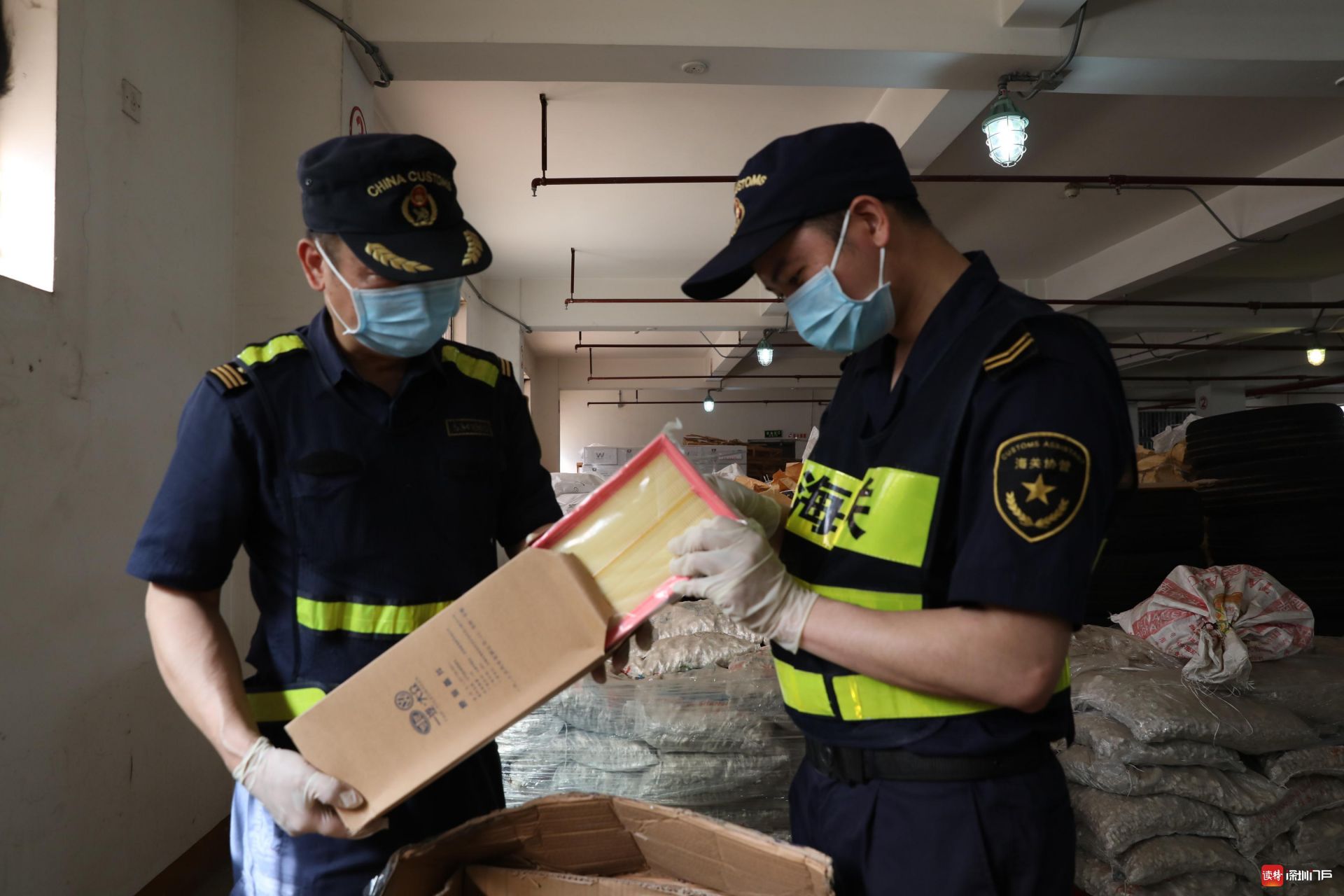 文锦渡海关查获侵权衣服和汽车零配件一批