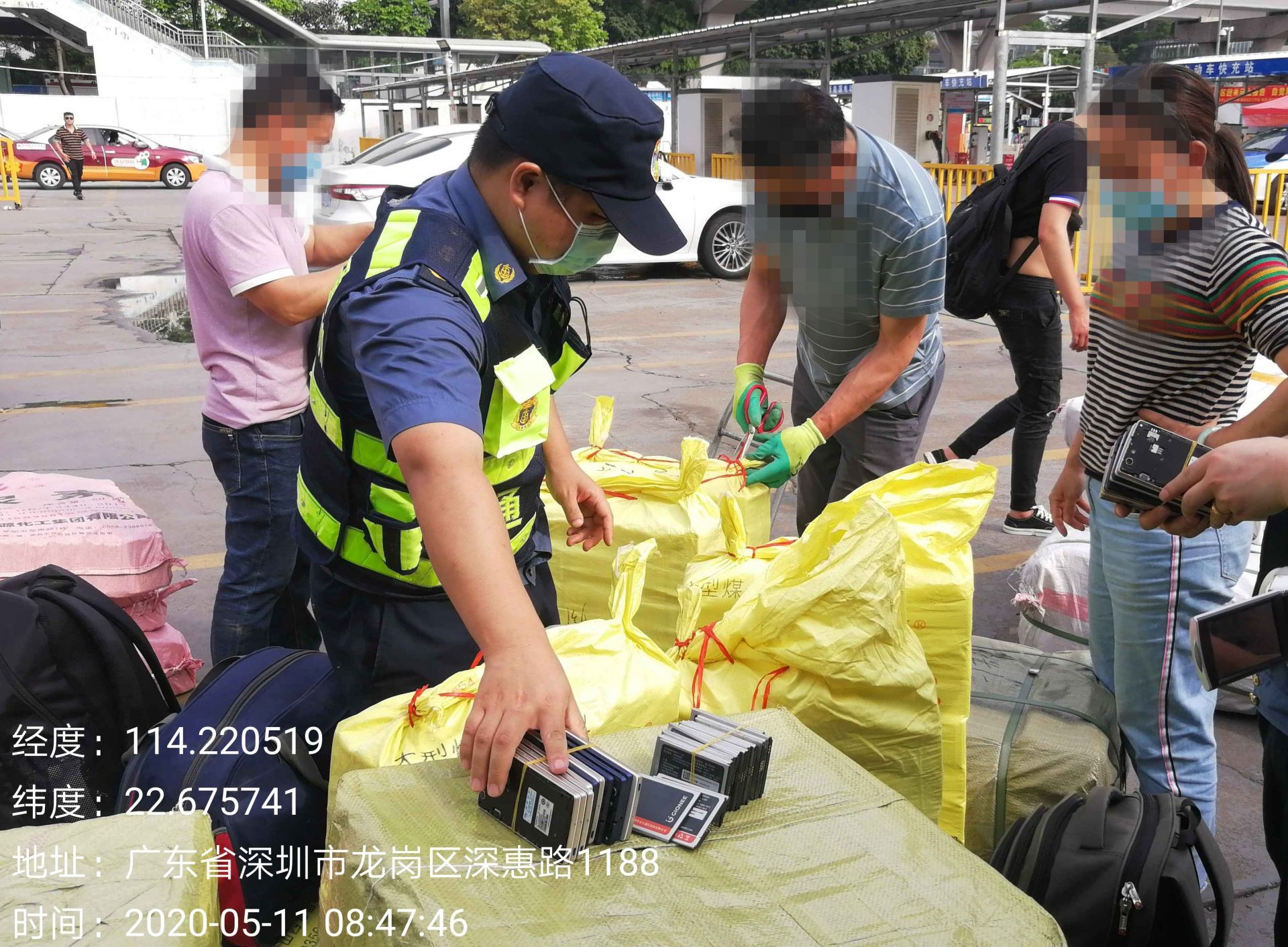 长途大巴非法运输6200块手机锂电池被查处