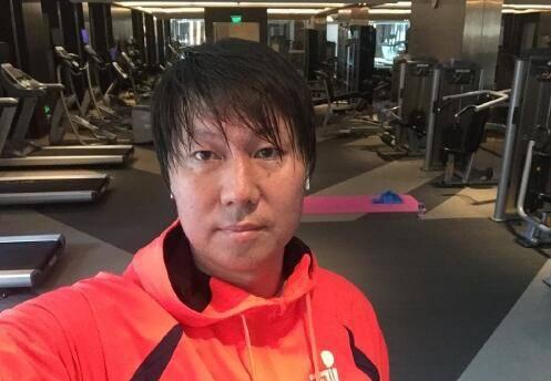 李铁提前抵达国足下榻酒店并晒锻炼照：明天见