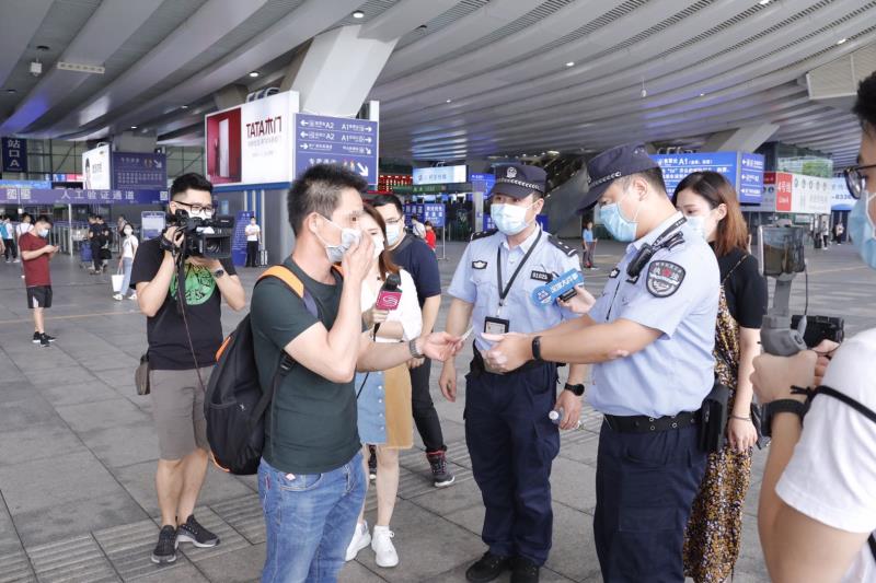 半小时就有9名烟民“吃”罚单，深圳北地铁站去年处理8670宗控烟案件
