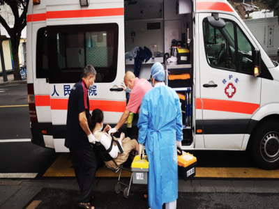 地铁站内孕妇破羊水，乘客和地铁员工合力救助