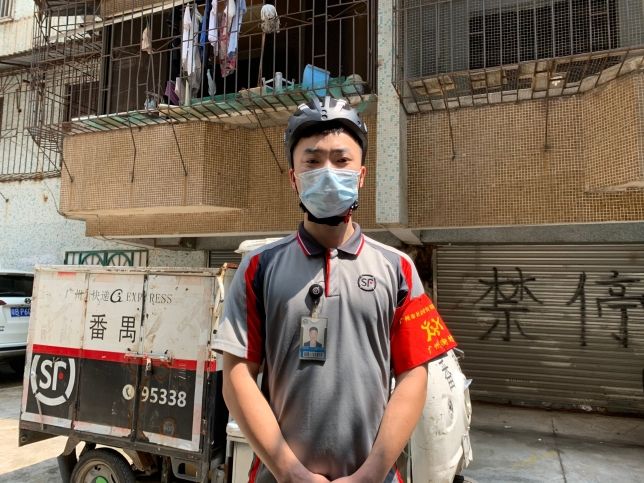 又现“托举哥”：广州快递小哥徒手攀爬救孩童