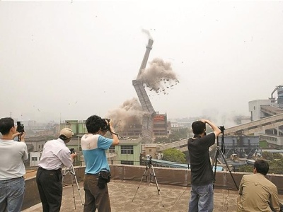深圳影像志 | 南山废旧工厂烟囱爆破（2005年） 