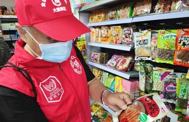 大鹏校园食品安全有“红马甲”守护！食药志愿者出击巡查