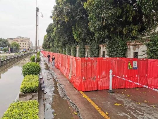 提醒！番禺区洛浦街一小区墙体倾斜严重，请注意绕行