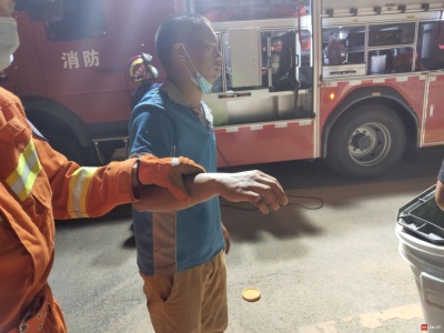在建14号线坑梓地铁站一工人手指卡进取芯机 消防队员动用切割机助其脱困