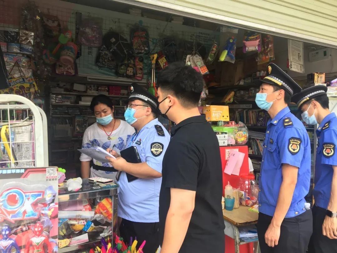 发现学校周边两家餐饮店不合格，关！