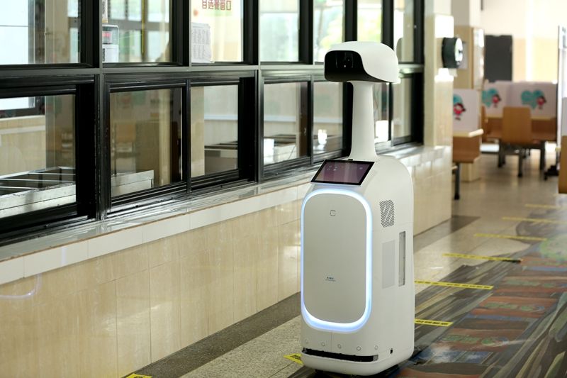 人工智能+校园防疫 国内首台超氧水消杀机器人现身深圳明德实验学校