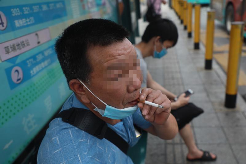 不带口罩还在公交站台“吞云吐雾”！深圳首场控烟车轮战4人吃罚单
