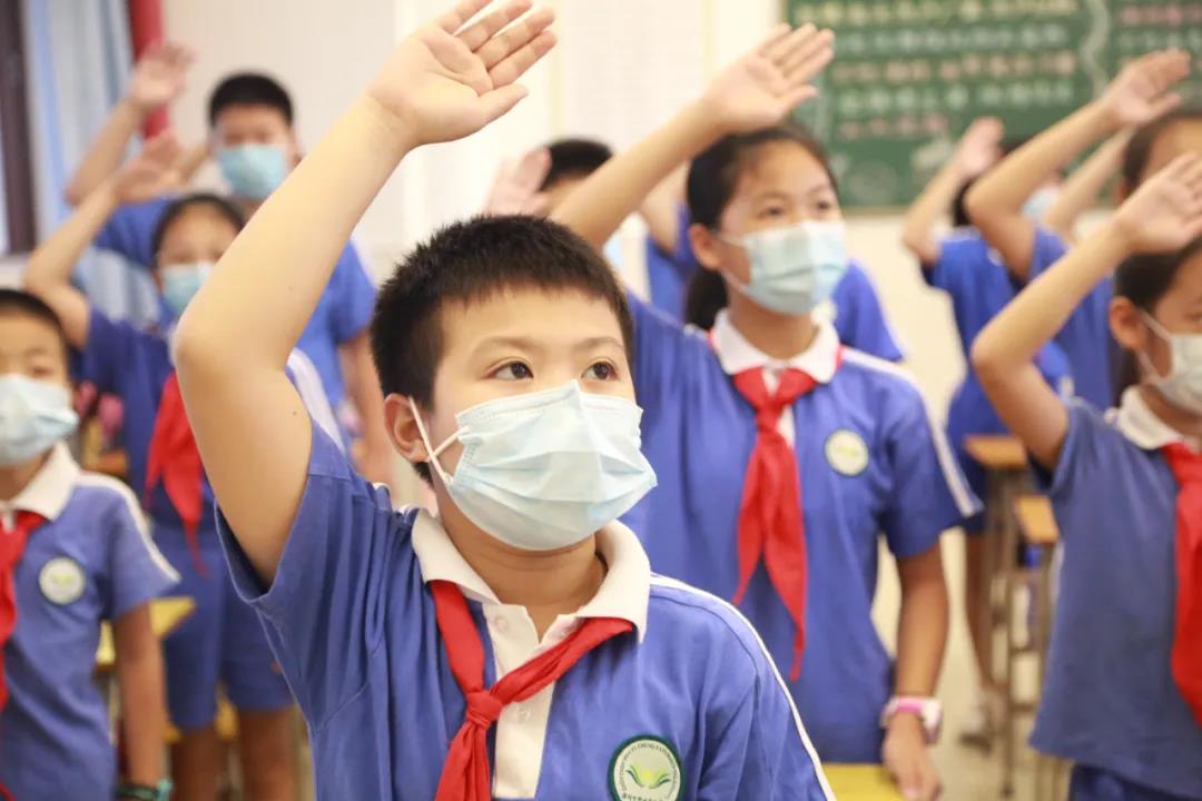 多图直击！今天龙岗一至三年级及职校学子返校！