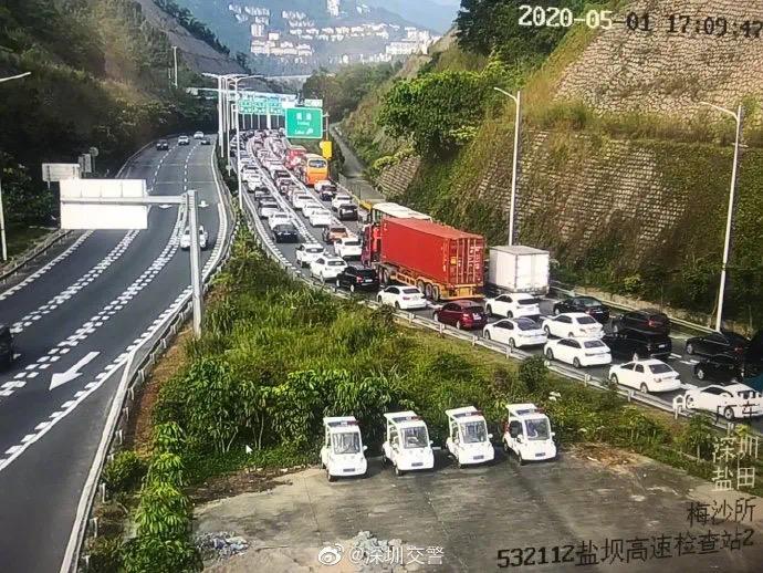 假期第二日游客更多了，自驾游、乡村游为主