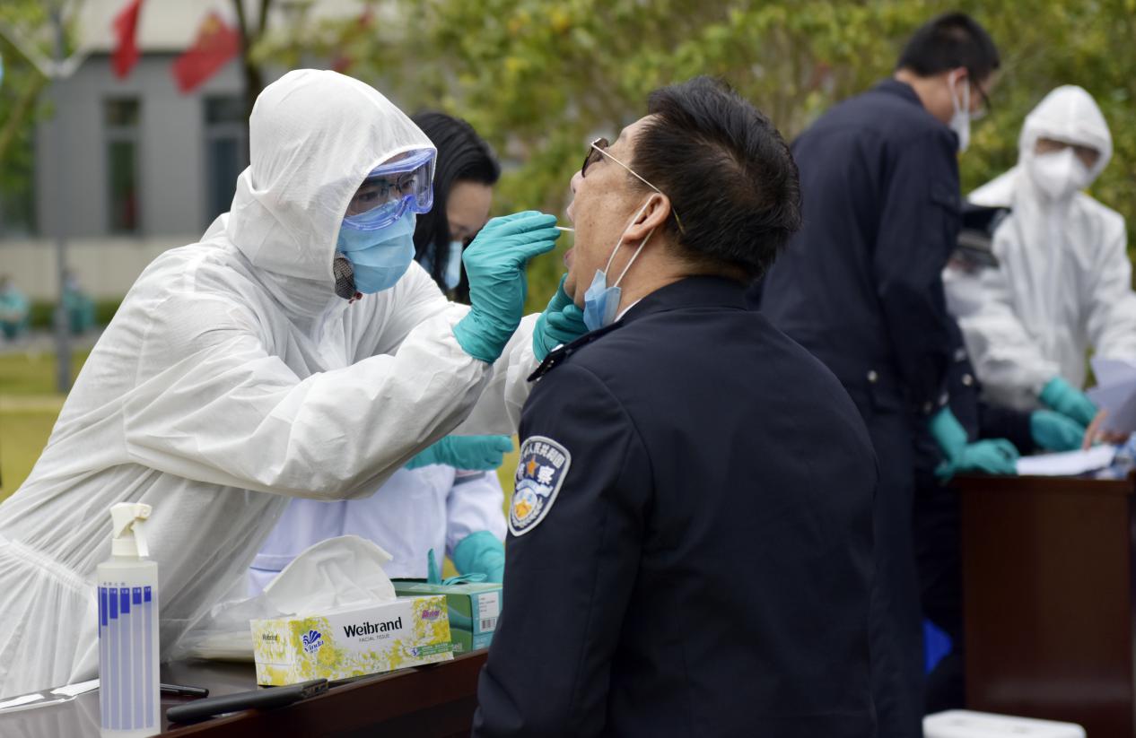 白衣执甲，警服维安，这里的医护是多面手，一轮执勤数十天