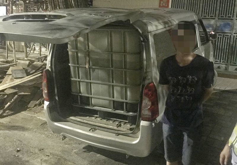 小面包车变加油车，司机被刑拘！