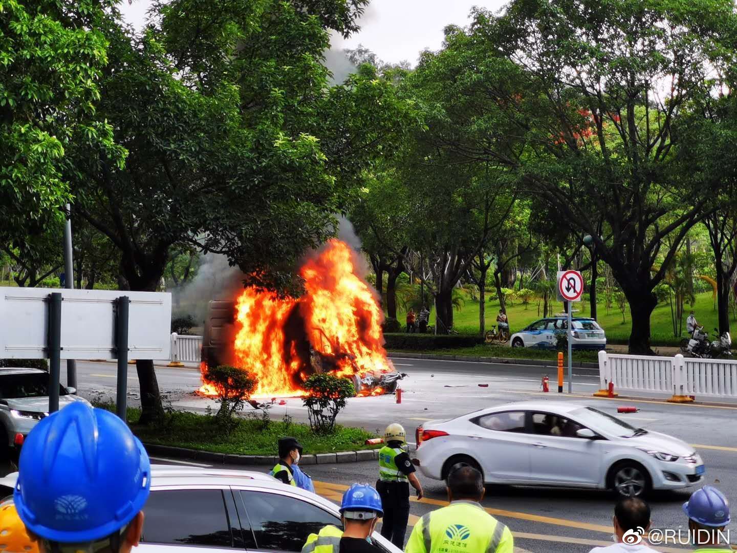 突发！皇岗路发生两车追尾事故 一驾驶员当场身亡